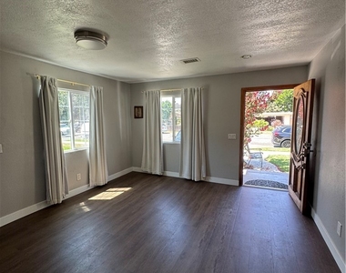 325 Pasadena - Photo Thumbnail 3