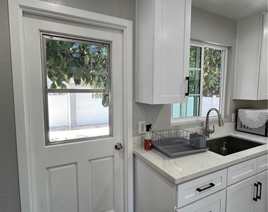 325 Pasadena - Photo Thumbnail 6