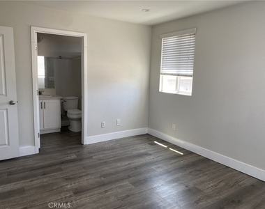 2420 1/2 Folsom Street - Photo Thumbnail 9