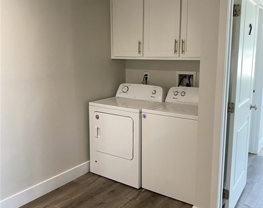 2420 1/2 Folsom Street - Photo Thumbnail 4