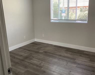 2420 1/2 Folsom Street - Photo Thumbnail 6