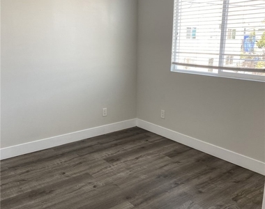 2420 1/2 Folsom Street - Photo Thumbnail 7
