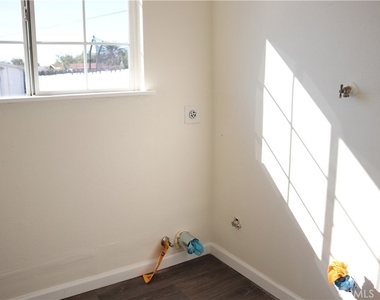 411 N Burton Street - Photo Thumbnail 10