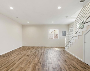 6721 1/2 Vineland Avenue - Photo Thumbnail 8