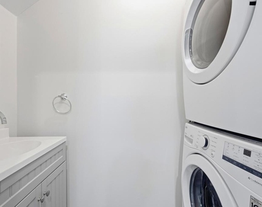 6721 1/2 Vineland Avenue - Photo Thumbnail 12
