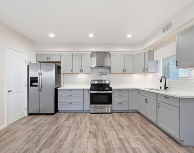 6721 1/2 Vineland Avenue - Photo Thumbnail 5