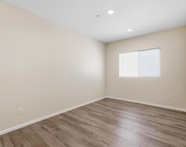 6721 1/2 Vineland Avenue - Photo Thumbnail 17