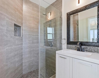 6721 1/2 Vineland Avenue - Photo Thumbnail 22