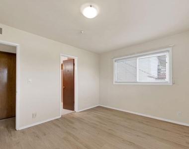 1537 Silverwood Drive - Photo Thumbnail 14