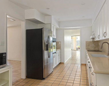 2075 Linda Flora Drive - Photo Thumbnail 7