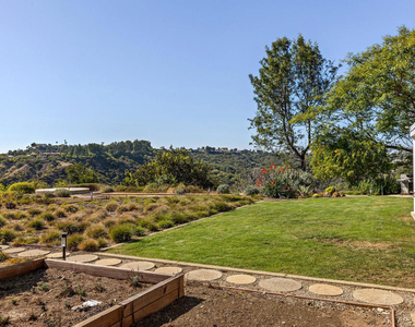 2075 Linda Flora Drive - Photo Thumbnail 3