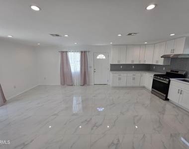 10926 Woodward Avenue - Photo Thumbnail 19
