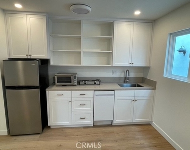 513 1/4 Larkspur - Photo Thumbnail 2