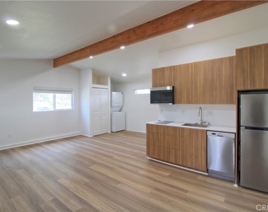 26973 Stratford Street - Photo Thumbnail 4