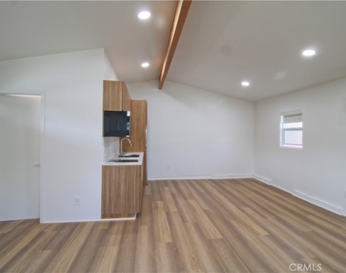 26973 Stratford Street - Photo Thumbnail 6