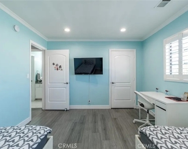 7046 De Celis - Photo Thumbnail 14