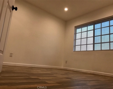 14253 Gilmore Street - Photo Thumbnail 13