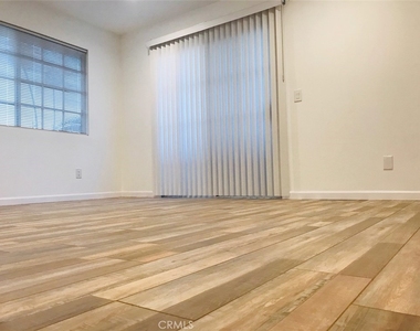 14253 Gilmore Street - Photo Thumbnail 15