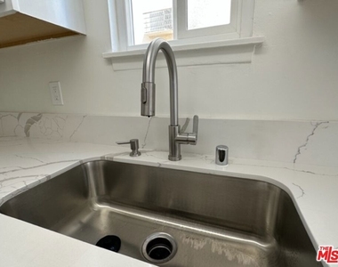 517 S Kenmore Avenue - Photo Thumbnail 7