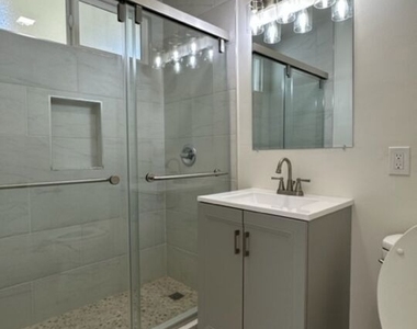 517 S Kenmore Avenue - Photo Thumbnail 12