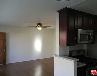 833 N Kingsley Drive - Photo Thumbnail 10