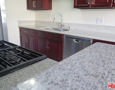 833 N Kingsley Drive - Photo Thumbnail 14