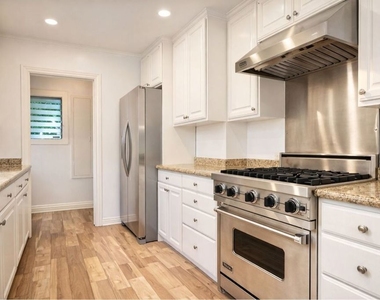 214 S Spalding Drive - Photo Thumbnail 9