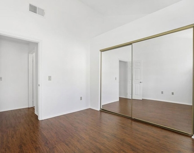1753 N Kenmore Avenue - Photo Thumbnail 12