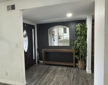 9725 Kimberly Avenue - Photo Thumbnail 3
