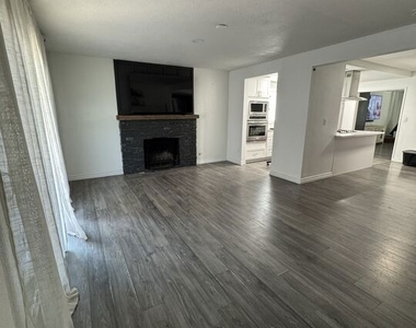 9725 Kimberly Avenue - Photo Thumbnail 6