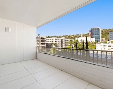 1100 Alta Loma Road - Photo Thumbnail 15