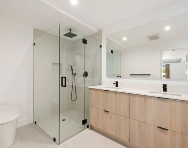 1100 Alta Loma Road - Photo Thumbnail 8