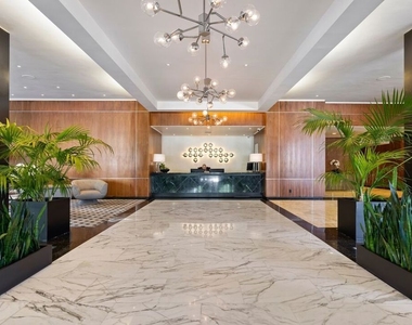 1100 Alta Loma Road - Photo Thumbnail 16