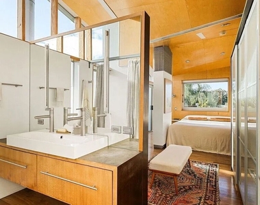 724 1/2 Superba Avenue - Photo Thumbnail 9