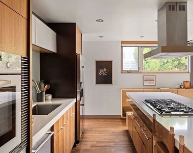 724 1/2 Superba Avenue - Photo Thumbnail 3