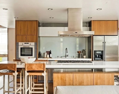 724 1/2 Superba Avenue - Photo Thumbnail 2
