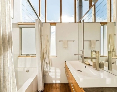 724 1/2 Superba Avenue - Photo Thumbnail 10