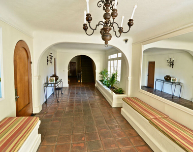 1345 N Hayworth Avenue - Photo Thumbnail 4