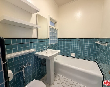 1345 N Hayworth Avenue - Photo Thumbnail 11