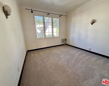 1345 N Hayworth Avenue - Photo Thumbnail 10