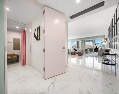 6250 Hollywood Boulevard - Photo Thumbnail 2