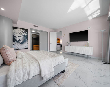 6250 Hollywood Boulevard - Photo Thumbnail 23