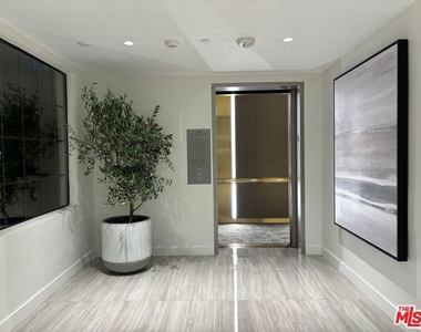 555 S Barrington Avenue - Photo Thumbnail 20