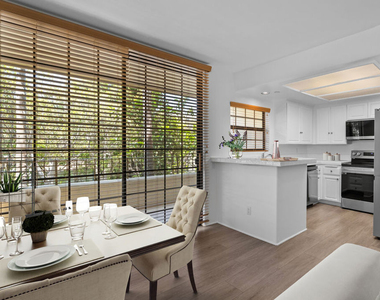 555 S Barrington Avenue - Photo Thumbnail 3