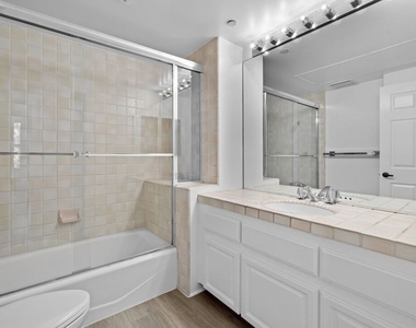 555 S Barrington Avenue - Photo Thumbnail 9