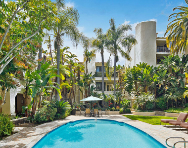 555 S Barrington Avenue - Photo Thumbnail 14