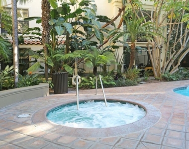 555 S Barrington Avenue - Photo Thumbnail 15