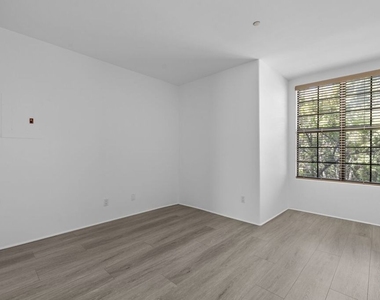 555 S Barrington Avenue - Photo Thumbnail 5