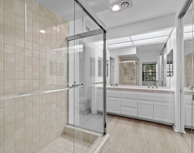 555 S Barrington Avenue - Photo Thumbnail 10
