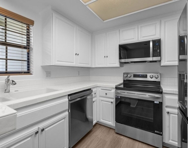 555 S Barrington Avenue - Photo Thumbnail 1